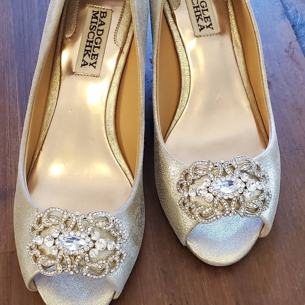 Badgley Mischka gold peep toe 2" heels with broche